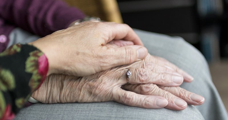Comment vieillit une mère narcissique : ce qui change avec l'âge