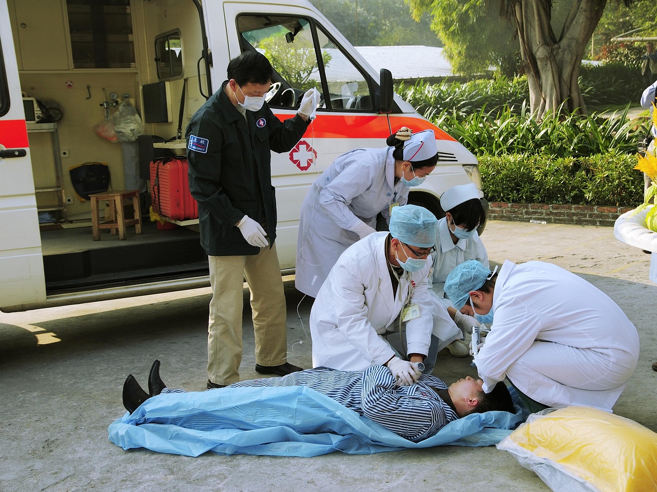 découvrez les bases des premiers secours : gestes essentiels, conseils pratiques et formation pour réagir efficacement en cas d'urgence et assurer la sécurité de tous.