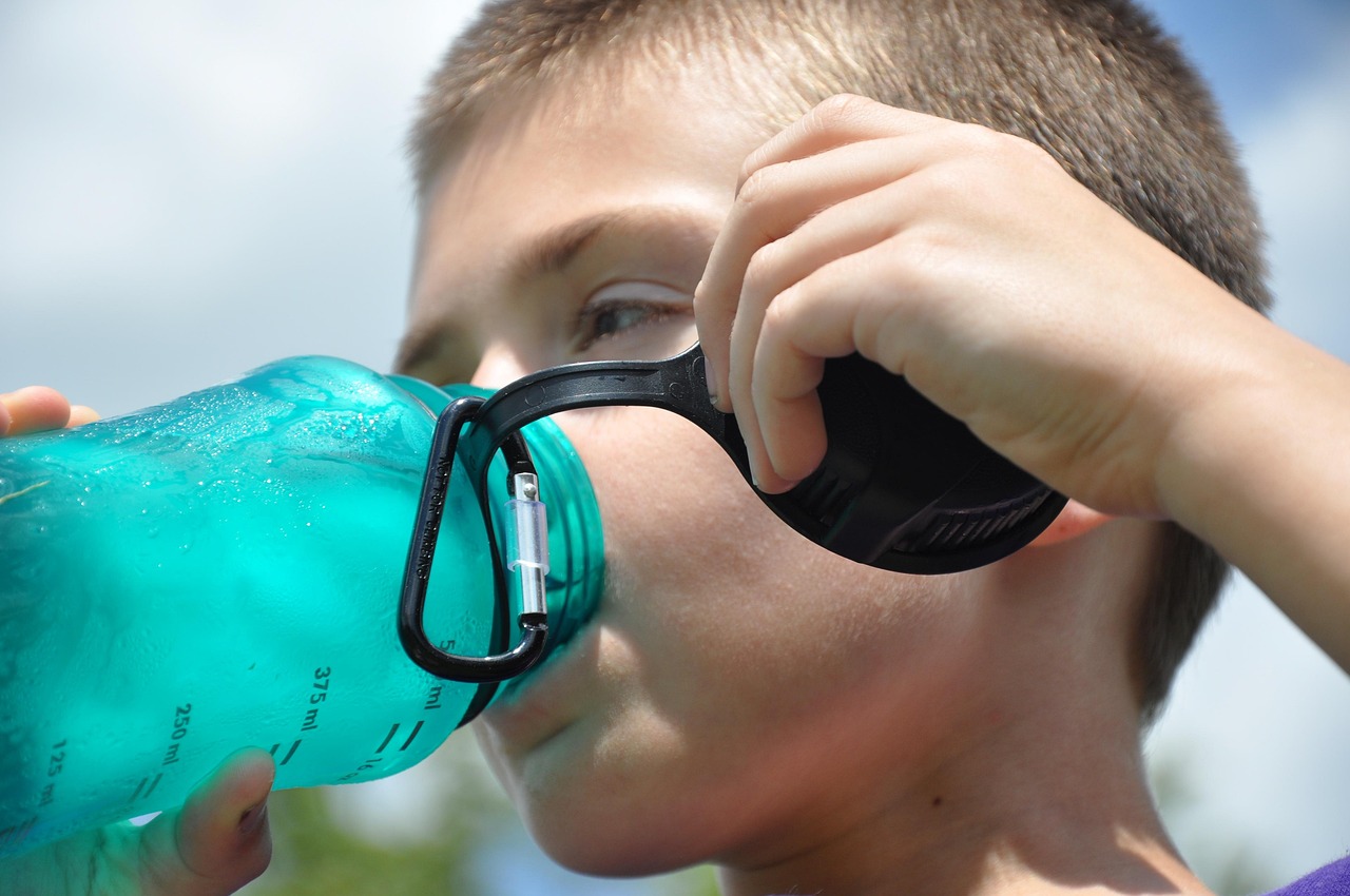 découvrez l'importance de l'hydratation pour votre santé et votre bien-être. apprenez comment maintenir un niveau d'hydratation optimal avec des conseils pratiques et des astuces pour intégrer l'eau et d'autres boissons hydratantes dans votre quotidien.