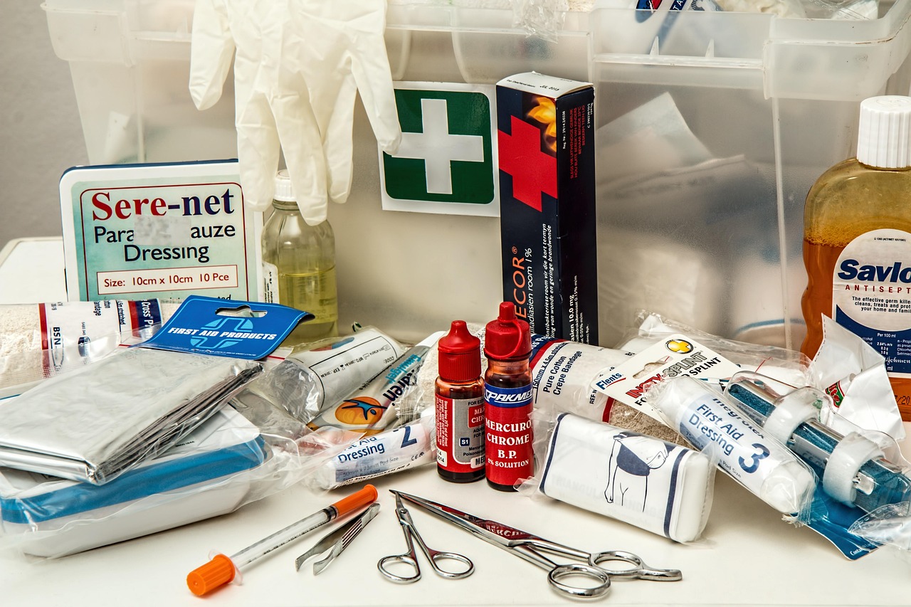découvrez comment choisir et utiliser une trousse de premiers secours efficace pour faire face aux urgences du quotidien. conseils, composition et astuces pour bien s’équiper.